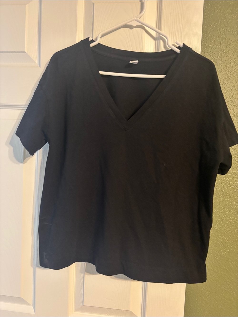 Old Navy Black V-Neck Short Sleeve Tee - Relaxed Fit
